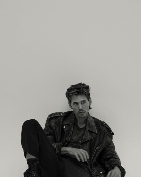 Austin Butler 2024, Austin Butler Tumblr, Switched At Birth, Esquire Magazine, Man Sitting, Bike Rider, Austin Butler, Cover Story, Quentin Tarantino