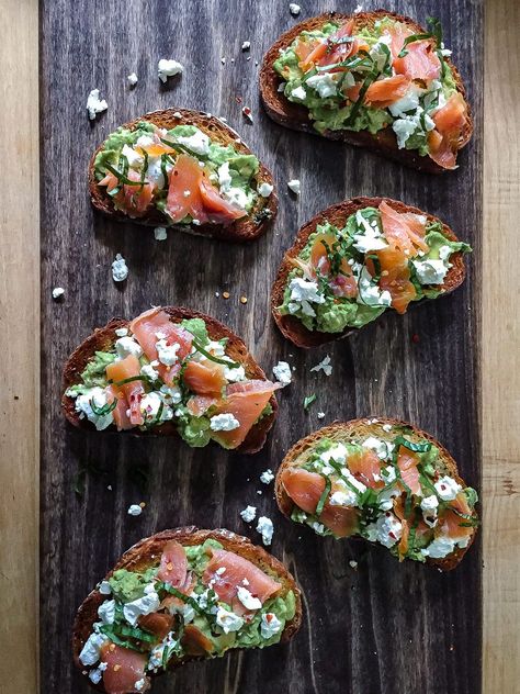 Salmon And Goat Cheese, Cheese Avocado Toast, Salmon Toast, Breakfast Catering, Avocado Toast Breakfast, Plats Healthy, Smoked Salmon Recipes, Avocado Toast Recipe, Gourmet Breakfast