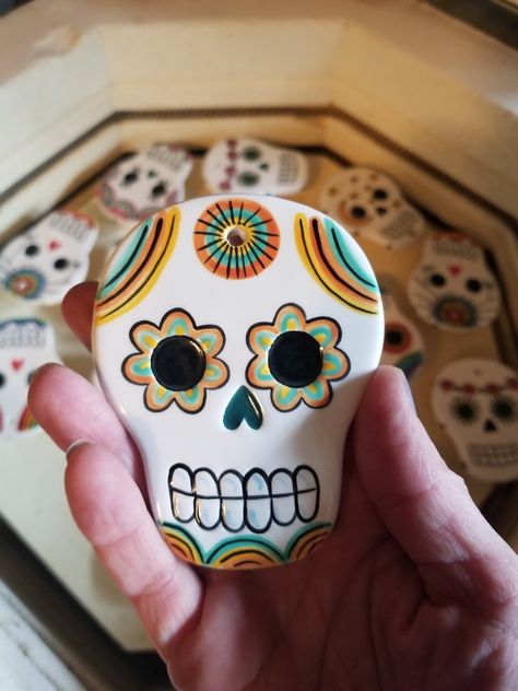 Clay Sugar Skull, Clay Inspo, Sugar Skull Art, Skull Halloween, Pottery Dishes, Ceramics Pottery Art, Clay Art Projects, Sugar Skulls, Ceramics Pottery