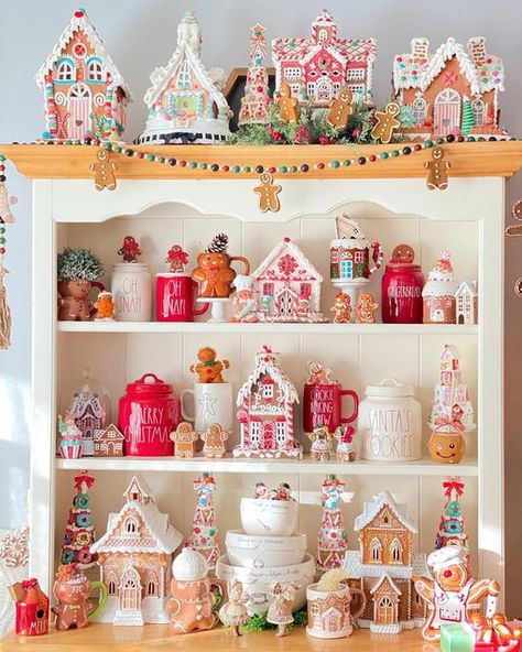 Christmas Rae Dunn Hutch, Gingerbread Christmas Display, Gingerbread House Display Ideas, Gingerbread Garland Ideas, Ginger Bread Theme Christmas, Christmas Hutch Decor, Christmas Tiered Tray Ideas, Gingerbread Display, Gingerbread Frosting