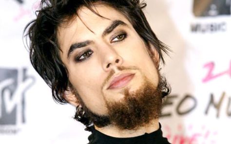 Grab all details of Red Hot Chili Peppers guitarist Dave Navarro Plastic Surgery – Before and After - Here: https://celebsdiaries.com/dave-navarro-plastic-surgery/ Dave Navarro, Makeup Gallery, Truth Or Dare Questions, Most Beautiful Eyes, Beautiful Eye Makeup, Male Makeup, Goth Makeup, Makeup Tips For Beginners, Gorgeous Makeup