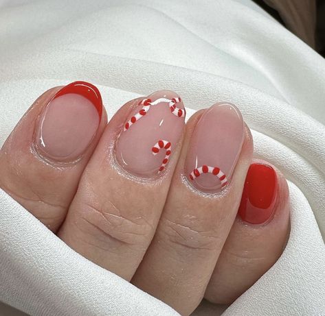 Winter Nail French, Candy Cain Nails, Chrimbo Nails, Candy Cane Nails Short, Christmas Gel Manicure, Red Accent Nails, Candy Cane Nail Designs, Candy Cane Christmas Nails, Candy Cane Nail Art