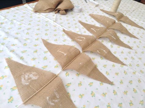 Rustic Bunting Ideas, Diy Bunting Ideas, Mini Bunting Ideas, Wedding Bunting Ideas Diy, Burlap Bunting Diy, Diy Bunting Banner Fabric, Garden Bunting Ideas, Easy Bunting, Fabric Banner Diy