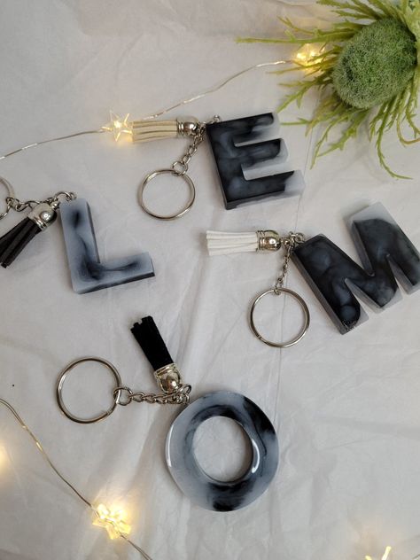 Resin letter keychains in black and white - classic combo. With silver keychain and leather tassle. Resin Keyrings For Men, Resin Keychain For Men, Mens Keychains, Silver Keychain, Resin Jewelry, Resin Crafts, Resin Art, Personalized Items, Leather