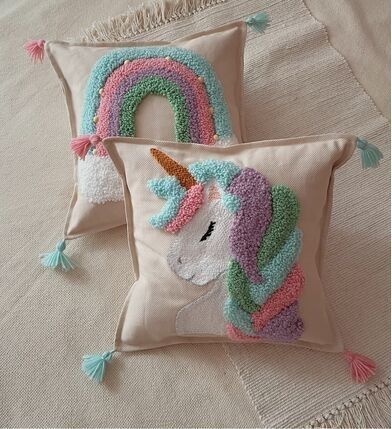 Punch Needle Unicorn, Unicorn Punch, Baby Shower Reveal Ideas, Punch Needle Cushion, Embroidery Hoop Art Tutorial, Punch Pillow, Diy Wall Hanging Crafts, Unicorn Embroidery, Needle Cushion