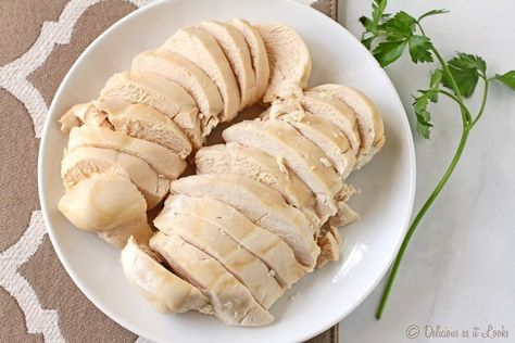 Super Simple Poached Chicken Breasts {Low-FODMAP} - Delicious as it Looks Poached Chicken Breast, Salad Party, Fodmap Chicken, Low Fodmap Chicken, Buffalo Chicken Wings, Eat A Lot, Poached Chicken, Low Fodmap Recipes, Fodmap Recipes