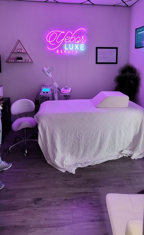 Purple Esthetician Room, Purple Beauty Salon, Makeup Studio Ideas Beauty Room, Studio Lashes, Ideas Decoracion Salon, Tech Room, Beauty Room Salon, Esthetician Room Decor, Esthetics Room