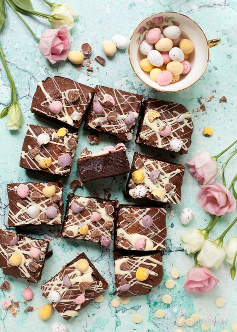 Mini Egg Brownies, Mini Egg Recipes, Easter Brownies, Tiffin Recipe, Mini Egg, Dessert Aux Fruits, Easter Baking, No Bake Brownies, Brownies Recipe Easy