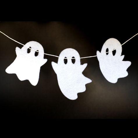 Ghost Garland Diy, Felt Ghost Garland, Art Plastique Halloween, Diy Ghost Decoration, Felt Ghost, Diy Halloween Ghosts, Ghost Garland, Kindergarten Decorations, Halloween Pumpkin Jack O Lantern