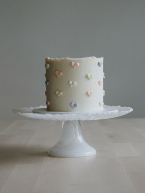 Birthday Cake With Hearts On It, Dainty Cake Designs, Rustic Gender Reveal Cake, Mini Cake Decorating Ideas Simple, 4inch Cake Design, White Cake With Hearts, Cute Gender Reveal Cakes, Small Cake Decorating Ideas, Small Bday Cake