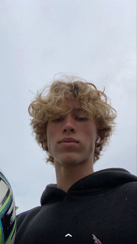 Blue Eyed Blonde Guy, Blonde Teen Boy, Hairstyles For Men 2022, Curly Haircuts For Men, Levi Skyum, Blonde Hair Tips, Male Haircuts, Haircuts Curly, Male Haircuts Curly