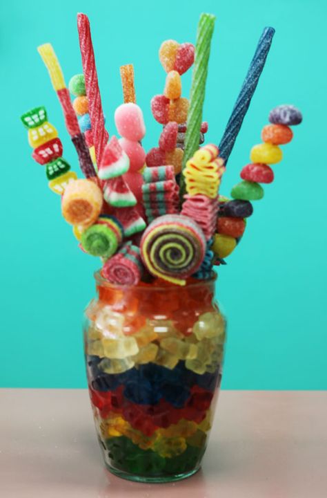 candy bouquet- like the gummy bears Bear Bouquet, Candy Centerpieces, Sweet Trees, Sweet Bouquet, Candy Cakes, Candyland Party, Edible Arrangements, Candy Crafts, Candy Land Theme