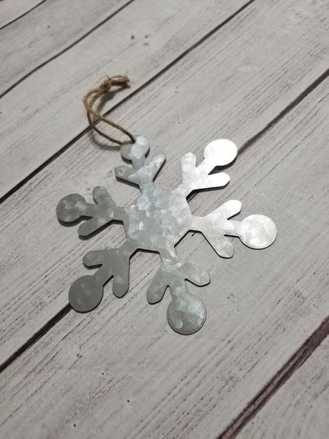 Christmas Snowflakes Crafts, Metal Christmas Ornaments, Ornament Tree Display, Recycled Christmas Decorations, Diy Christmas Snowflakes, Christmas Decor Rustic, Rustic Decorations, Snowflake Craft, Custom Metal Art