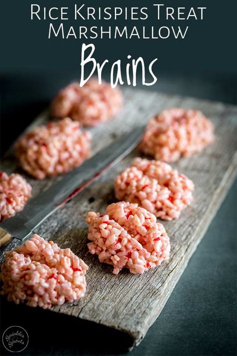 Everybody loves a rice krispies treat and these rice krispie marshmallow brains are a great no bake halloween treat. They are just perfect for kids! A great mix of gross and scary fun. Serve them up at your halloween parties or wrap them in cellophane and keep them for trick or treaters. Just don't forget to save one or two for the adults as I have found they love them too! #halloweenrecipe #halloweentreat #halloweenforkids #halloweenparties Bake Halloween, Plat Halloween, Rice Krispies Treat, Läskig Halloween, Creepy Halloween Food, Dulces Halloween, Halloween Party Snacks, Fun Halloween Food, Trick Or Treaters