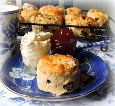 The English Kitchen: Classic English Scones - A Complete Tutorial Currant Scones Recipe, Currant Scones, British Scones, Xmas Goodies, Baking Powder Biscuits, English Scones, Royal Recipe, Blueberry Biscuits, English Recipes