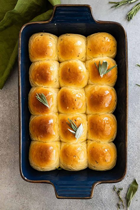 Herb Dinner Rolls Herb Dinner Rolls, Fluffy Rolls, Easy Dinner Desserts, Yeast Bread Recipes, Homemade Dinner Rolls, Baked Rolls, Dinner Rolls Recipe, Homemade Dinner, Dairy Free Options