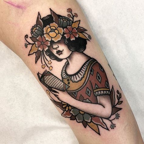 Cutie for another cutie 🌻 Many thanks Kayleigh!✨ * * #traditionaltattoo #tradtattoo #barcelonatattoo #oldlines #radtattoos… Traditional Tattoo Woman, American Traditional Tattoos, Traditional Tattoo Inspiration, Traditional Tattoo Flowers, Tattoos Mandala, Geometric Tattoo Arm, Traditional Tattoo Sleeve, Inspiration Tattoos, Tattoos Geometric