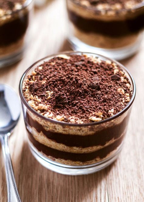 Fresh, natural and light, this easy gluten-free version of the classic tiramisu comes together in minutes and is the perfect end to any festive meal. Keto Trifle, Marscapone Dessert, Chocolate Tiramisu Recipe, Keto Tiramisu, Gluten Free Tiramisu, Chocolate Tiramisu, Coconut Flour Bread, Fun Thanksgiving Desserts, Super Easy Desserts