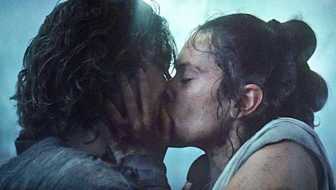 Reylo kiss!!!! 😍❤️ Netflix Codes, Kylo Ren And Rey, Real Madrid Football, Star Wars Love, Rey Star Wars, Daisy Ridley, Social Trends, Star Wars Ships, Adam Driver