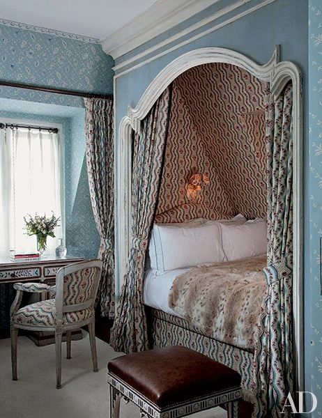 Cozy Beds in Wall Nooks for Small Bedrooms | Architectural Digest In an attic room for guests, the bed is contained in a chintz-lined niche with a rococo frame. The mid-19th-century residence in London’s Holland Park was renovated for a couple by Nicky Haslam of NH Design. Wall Nooks, Wall Nook, Alcove Bed, Beautiful Bed Designs, Små Rum Lidt Plads, Bed Nook, Bedroom Nook, Victorian Bedroom, Canopy Bed