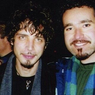 Chris with a fan 😍 #chriscornell #humble #legend #grunge #rockgod #fans #soundgarden #templeofthedog #audioslave Chris Cornell Short Hair, Punk Man, Haircut Inspo, Temple Of The Dog, Layne Staley, Grunge Guys, Eddie Vedder, Chris Cornell, Most Beautiful Man