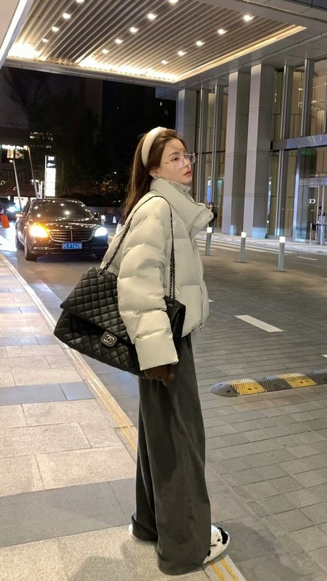 Bags For Winter Outfit, Asian Autumn Outfits, Winter Douyin Outfits, Asian Fall Fashion, Winter In Korea Outfit, Vietnamese Fashion Street, Beijing Outfit, Korean Winter Outfits Women, Kpop Winter Outfits