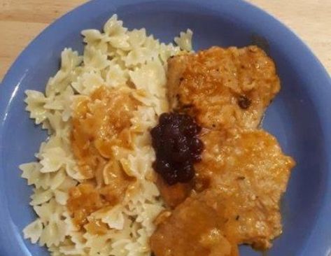 Naturschnitzel in pikanter Sauce und Farfalle Food And Drink, Rice, Sauce, Drinks