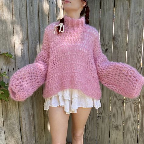 Crochet Clothes Chunky Yarn, Fluffy Cardigan Crochet, Mohair Yarn Crochet Patterns, Fuzzy Crochet Sweater, Mohair Sweater Pattern Crochet, Mohair Yarn Crochet Projects, Knit Sweater Pattern Free Women, Crochet Outfit Inspiration, Chunky Yarn Sweater Crochet