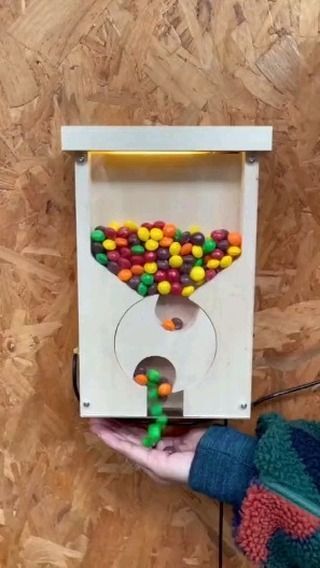 Candy Corn Crafts, Dispenser Diy, Carton Diy, Scroll Saw Pattern, Cool Wood Projects, Small Woodworking Projects, Candy Dispenser, Wood Shop Projects, Free Woodworking Plans