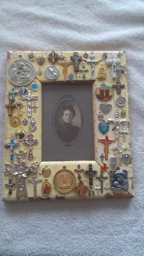 Altered Picture Frames, Upcycled Picture Frames Ideas, Antique Crafts Diy, Cute Picture Frames Diy, Picture Frame Decorating Ideas Diy, Arts And Crafts For Adults Projects, Picture Frame Decorating Ideas, Diy Picture Frames Ideas Crafts, Picture Frame Aesthetic