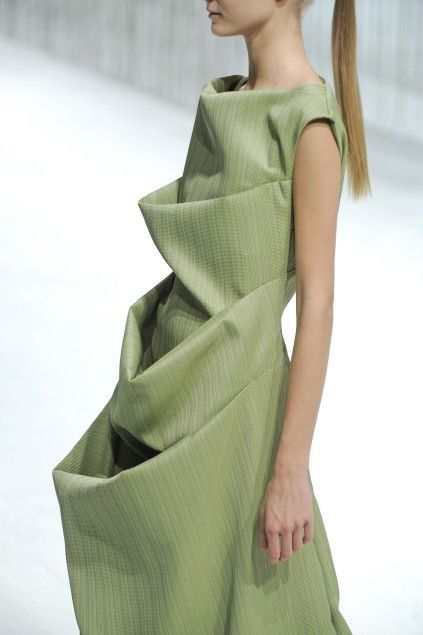 Sculptural Fashion - dress with 3D tiered folds & draping; wearable art // Issey Miyake: Structured Fashion, Architectural Fashion, Structural Fashion, Origami Architecture, Japanese Fashion Designers, Origami Fashion, Sculptural Fashion, Draping Fashion, 3d Fashion