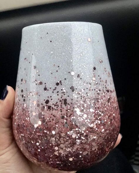 Simple Epoxy Tumblers, Wine Glitter Tumbler, Epoxy Wine Tumbler, Glitter Wine Tumbler, Rose Gold Tumbler, Wedding Cups Personalized, Gold Glitter Ombre, Epoxy Projects, Epoxy Crafts