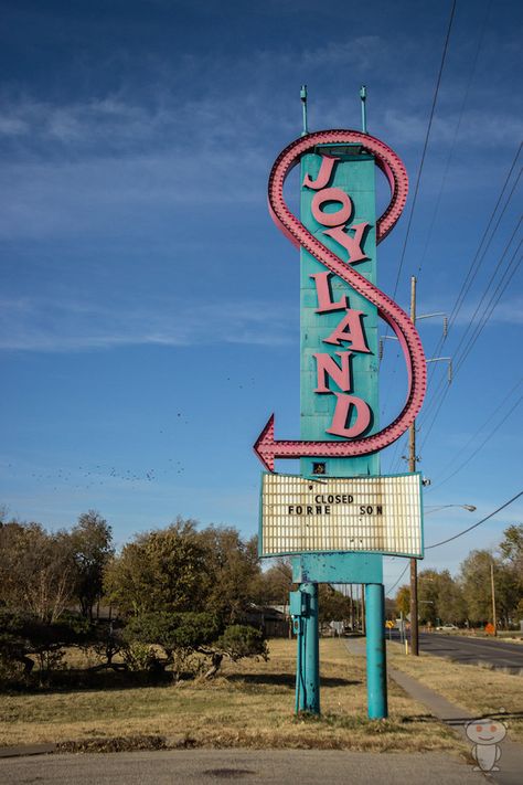 Joyland Amusement Park, Cassie Ainsworth, Googie Architecture, Abandoned Theme Parks, Abandoned Amusement Park, Forgotten Places, Abandoned Amusement Parks, Amusement Park Rides, Parc D'attraction