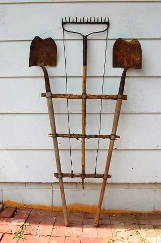 Dishfunctional Designs: The Upcycled Garden Volume 6: Using Recycled Salvaged Materials In Your Garden Old Garden Tools, Garden Tools Diy, Taman Diy, Diy Garden Trellis, Jardim Diy, Old Garden, Upcycle Garden, Garden Junk, Old Metal