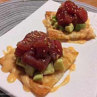 Tuna Wonton, Poke Tuna, Wonton Crisps, Tuna Appetizer, Wonton Appetizers, Wonton Wrapper Recipes, Tuna Tacos, Ahi Tuna Poke, Wonton Tacos