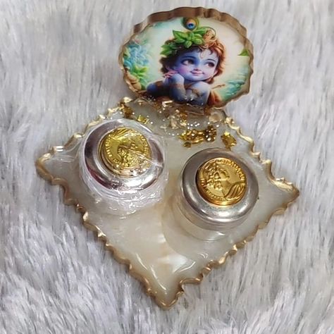 Square resin platter with 1 big German Silver Box for Elachi Misri or Coin Box 3 inches Price 230/- each Plus shipping DM to Order Now 😊 Discount will be provided depending on the order quantity. #ReturnFavours #coinbox #Resin Platters #Valuable Gifts #PrestigiousGifts #HappinessSharing #MemoriesMade #GratitudeInEveryGift #PartyFavors #GlobalShipping #USAandBeyond #TimelessElegance #MemorableMoments #CharmingGifts #TokenofAppreciation #CeleberationEssentials #MemorableTokens #Thoug... Resin Diwali Hamper, Resin Thali, Resin Gift Ideas, Diy Diwali Gifts, Resin Platter, Diwali 2024, Platter Ideas, Resin Box, Wallpaper Sky