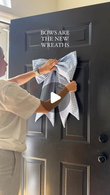 Lucy Ream on Instagram: "I made dis 🎀🙏🏼🙏🏼💙 comment LINK and I’ll send you the tutorial I used!! #diywreath #frontdoordecor #bow #fourthofjuly" Large Bows How To Make A, Diy Big Bows Decoration, How To Make A Fabric Bow, Large Bow Diy, Big Bows Diy, Fabric Bow Tutorial, Door Bow, Giant Bow, Sewing Products