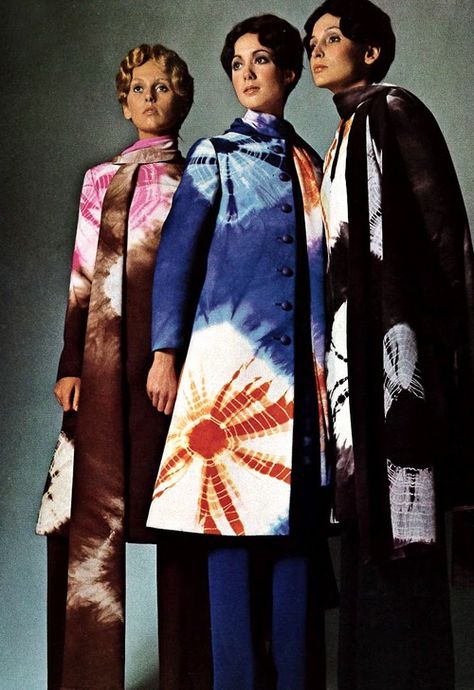 Vogue Italia, 1970. Shibori Fashion, Vintage Fashion 1970, Mode Batik, Fashion 1970s, Fashion 70s, Tie Dye Fashion, 70s Outfits, Three Women, Shibori Tie Dye