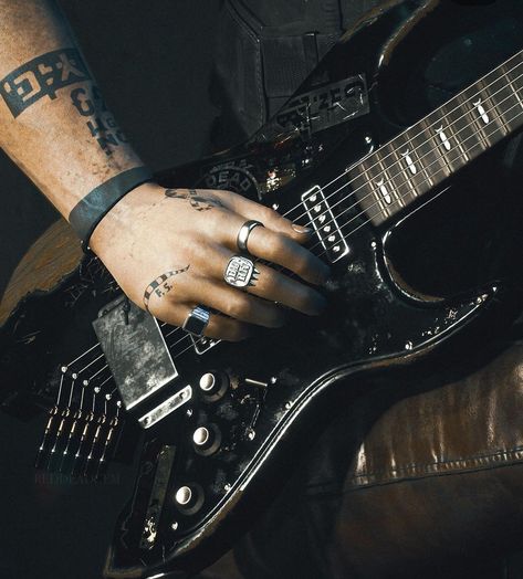 Johnny Silverhand Guitar, Johnny Silverhand Pfp, Johnny Silverhand Aesthetic, Johnny Silverhand Tattoo, Johnny Silverhand Icon, Johnny Silverhand Wallpaper, Cyberpunk Guitar, Cyberpunk 2077 Tattoo, Cyberpunk 2077 Aesthetic