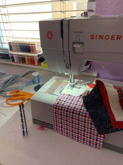 picture of a sewing machine, fabric, and colorful thread Singer 4423 Heavy Duty, Singer Heavy Duty 4423 Sewing, Sewing Machine Aesthetic, Singer Heavy Duty Sewing Machine, Singer Machine, Sewing Corner, Sewing Aesthetic, Deni Denials, Fashion Major