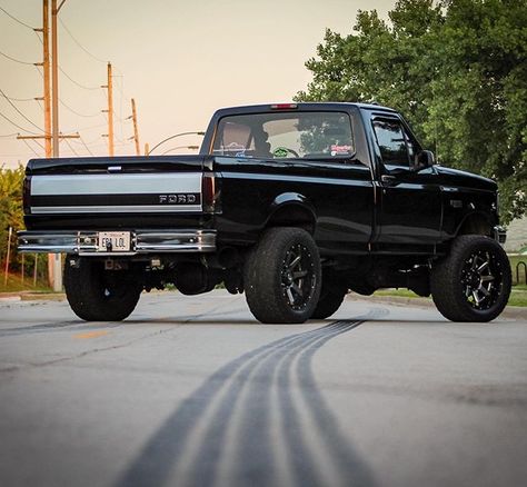 @24vobsfumminz posted up with his black single cab!  - Follow @cpaddict  - #black #ford #4x4 #cummins #diesel #single #obs #obsford #cpaddict #swap #smoked Ford Obs Single Cab, Ford F150 Single Cab Custom, Black Ford Dually, Lowered F150 Single Cab, F250 Diesel, Bronco Build, Ford F250 Diesel, Black Obs Ford 7.3, Obs Ford