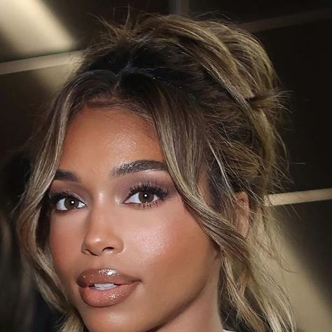 Lori Harvey Daily Updates 🤍 on Instagram: "🤍 @loriharvey at the “FIGHT NIGHT: THE MILLION DOLLAR HEIST” premiere in NYC.  #loriharvey #explore #fightnight" Lori Harvey Blonde Hair, Lori Harvey Nails, Lori Harvey Hairstyles, Lori Harvey Makeup, Lori Harvey Jamaica, Lori Harvey Hair, Classy Makeup, Lori Harvey, Wig Color