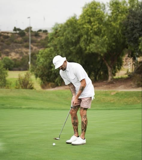 Golf Street Style, Casual Golf Outfit Men, Mens Golf Outfit Summer, Golf Outfit Men Summer, Golf Fits Men, Golf Men Outfit, Golf Shoot, Golf Style Men, Golf Attire For Men