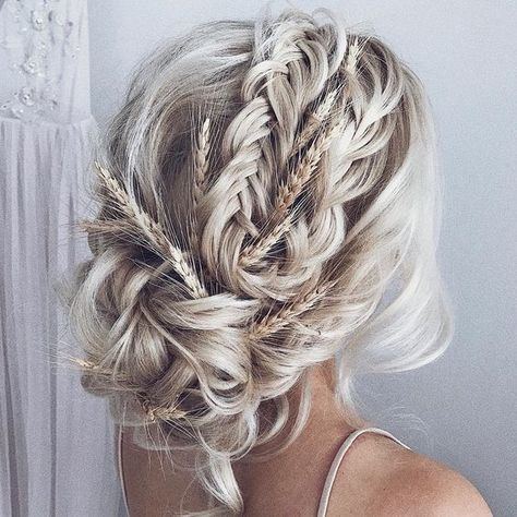 From soft and romantic, to classic with modern twist these romantic wedding hairstyles with gorgeous details will inspire you,messy updo wedding hairstyle Romantic Wedding Hair, Wedding Hair Inspiration, Wedding Hairstyles Updo, Wedding Hairstyles For Long Hair, Wedding Hair And Makeup, Bride Hairstyles, Hair Dos, Bridesmaid Hair, Prom Hair