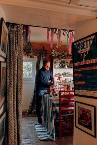 Houses Decorated For Christmas, English Study Room, English Cottage Christmas, Small English Cottage, Amanda Brooks, Bobbin Chair, English Country House Style, Bohemian Homes, Cottage Room