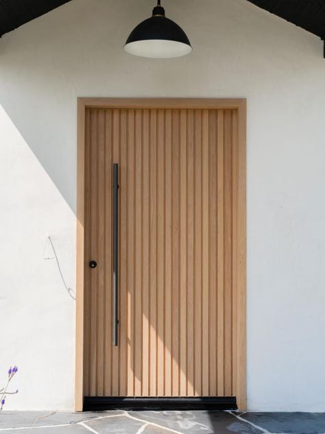 White Oak Front Doors, Black Entry Doors, Timber Front Door, Bungalow Renovation, Door Pull Handle, Wooden Front Doors, Wood Front Doors, Front Door Entrance, Timber Door