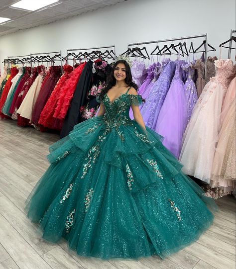 Emarld Green Quinceanera Dresses, Emerald Green Quinceanera Damas, Spring Quinceanera Dresses, Quinceanera Dresses Emerald Green, Emerald Quinceanera Dress, Emerald Green Quince Dress, Teal Quinceanera Dresses, Emerald Quince, Emerald Green Quinceanera Dresses