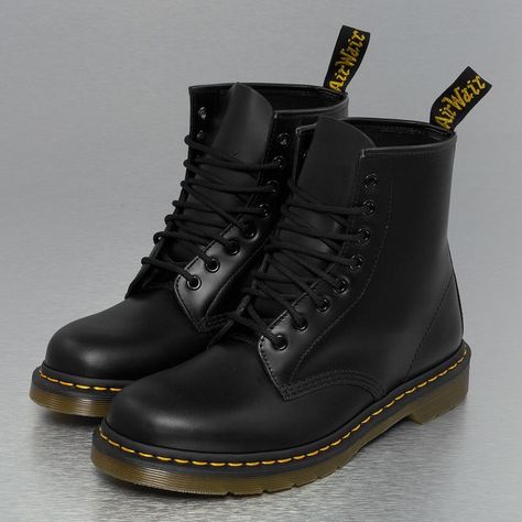 dr--martens-stivale-nero-116601 Style Doc Martens, Red Doc Martens, White Doc Martens, Dr Martens Outfit, Doc Martens Style, Doc Martens Outfit, Martens Style, Doc Martens Boots, Army Boots