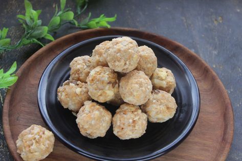 Mohan Laddu Recipe | Udupi Special Laddo - Udupi Recipes Paan Laddu, Udupi Recipes, Motichoor Ladoo Cake, Motichoor Ladoo Recipe, Motichur Laddu, Rava Coconut Ladoo, Laddu Recipe, Roasted Cashews, Cardamom Powder