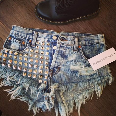 shorts <3 Studded Shorts, Studded Jeans, Mötley Crüe, Stockholm Fashion, Style Streetwear, Dream Clothes, Fashion Killa, Aesthetic Outfits, Cute Fashion